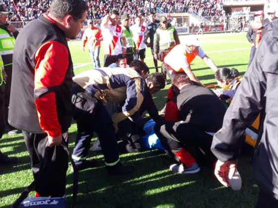 Imagem do artigo:Na Bolívia, árbitro tem mal súbito, cai desacordado no gramado e morre