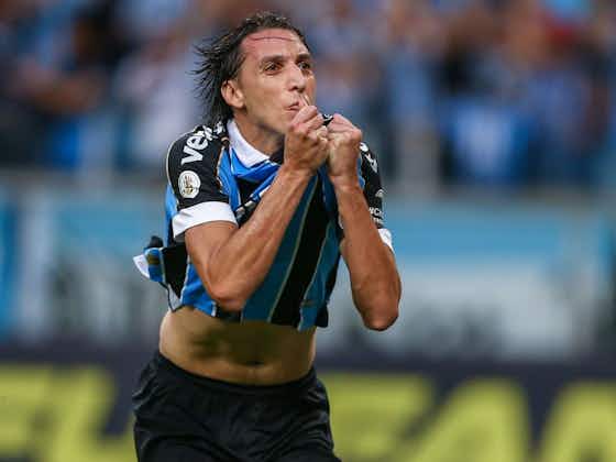 Imagem do artigo:Com direito a olé, Grêmio derrota Internacional e se mantém no G-5