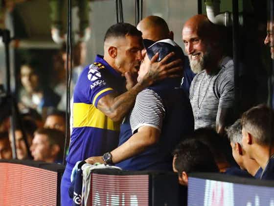 Imagem do artigo:☕️ 'Fala, Zezé', beijo de Tevez e Maradona, jogador lê bilhete e come