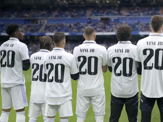 Jogadores do Real vestem camisa de Vini Jr antes de partida pela La Liga