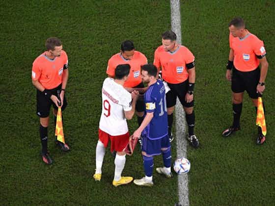 Immagine dell'articolo:📸 Avversari, leggende, blaugrana: Messi-Lewa, l'abbraccio finale è 🔝