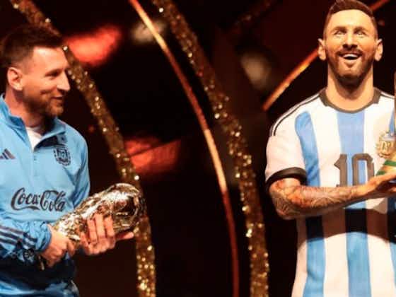 Immagine dell'articolo:🎥 Con Diego e Pelé: Messi riceve la statua dalla CONMEBOL e si commuove
