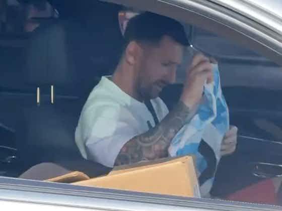 Immagine dell'articolo:🎥 Maglia lanciata in macchina: Messi blocca il traffico e l'autografa