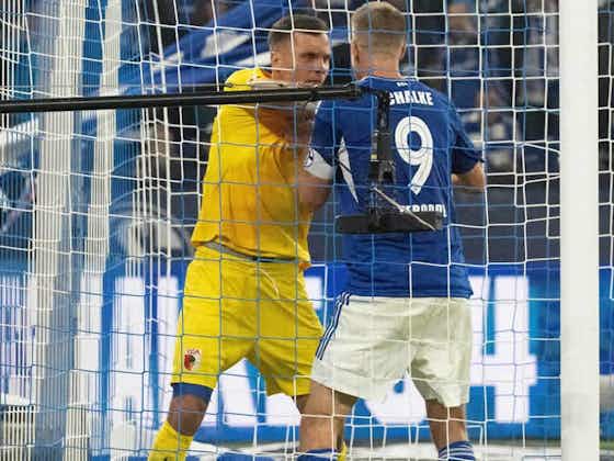 Artikelbild:Schalke-Stürmer Simon Terodde attackiert nach Schlusspfiff Augsburg-Goalie