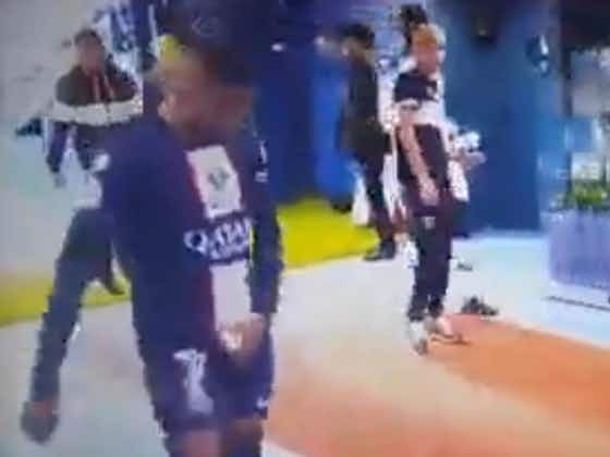Artikelbild:Kylian Mbappé zeigt im Spielertunnel eine obszöne Geste