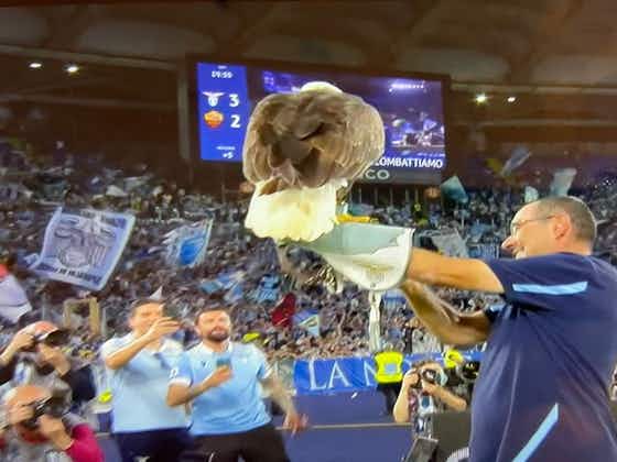 Immagine dell'articolo:Lazio, Sarri euforico dopo il derby: il tecnico festeggia con l’aquila Olimpia