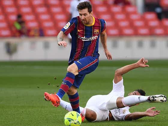 Imagen del artículo:El árbitro y el VAR no señalaron un posible penalti de Casemiro a Messi