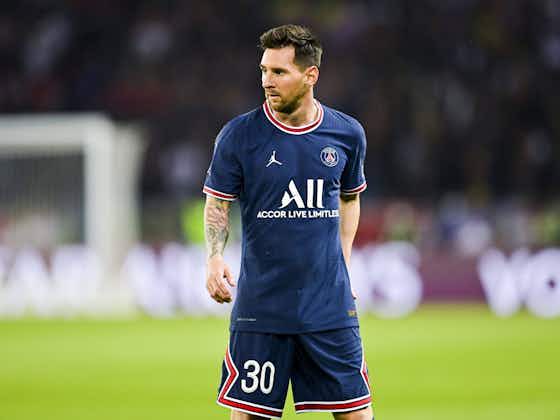 Article image:Lionel Messi suffers knock above left knee against Lyon