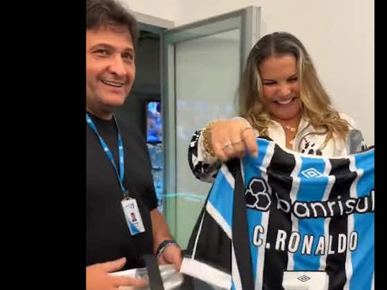Imagem do artigo:Irmã de Cristiano Ronaldo acompanha o Grêmio na Arena e ganha presentes