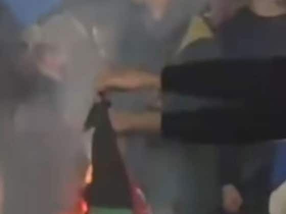 Immagine dell'articolo:Milan Inter, i tifosi nerazzurri bruciano la maglia di Ibrahimovic durante i festeggiamenti – VIDEO