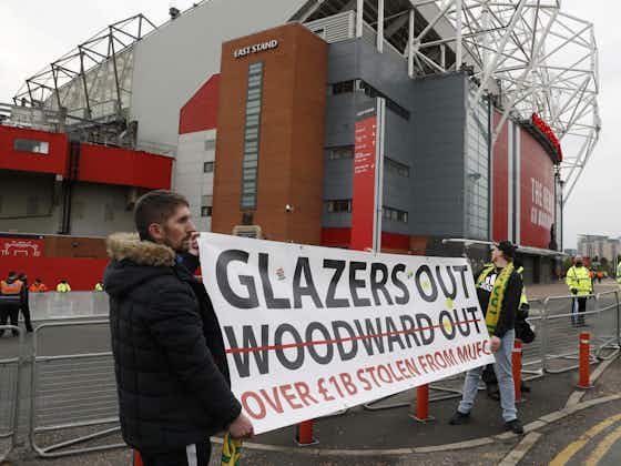Artikelbild:Vor Nachholspiel gegen Liverpool: Erneute Proteste in Manchester – Spiel erneut in Gefahr?