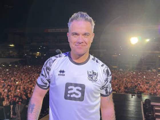 Immagine dell'articolo:Robbie Williams svela la maglia del Port Vale FC durante un concerto