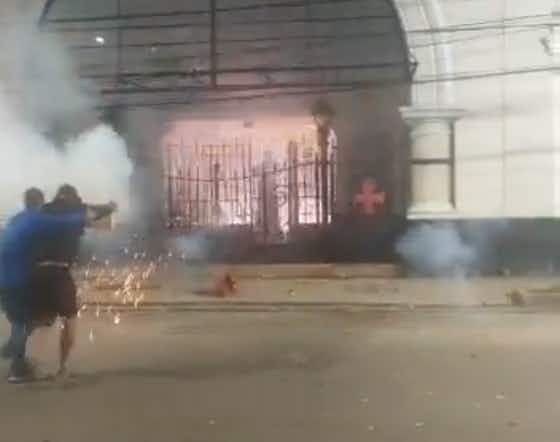 Imagem do artigo:Morteiros são atirados na fachada de São Januário em protesto