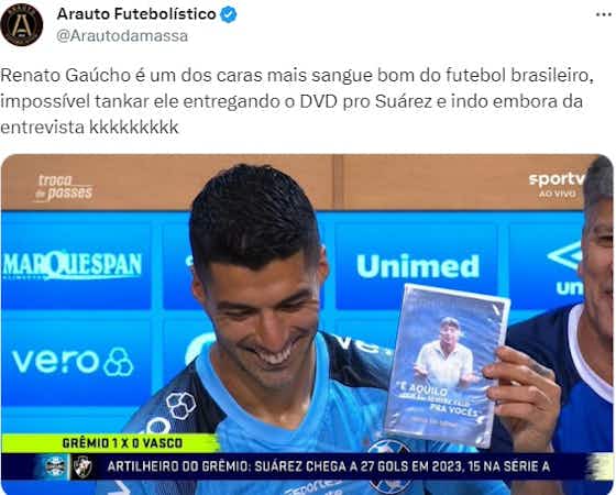 Imagem do artigo:😂 Redes sociais ENLOUQUECEM com Renato entregando 'seu DVD' para Suárez