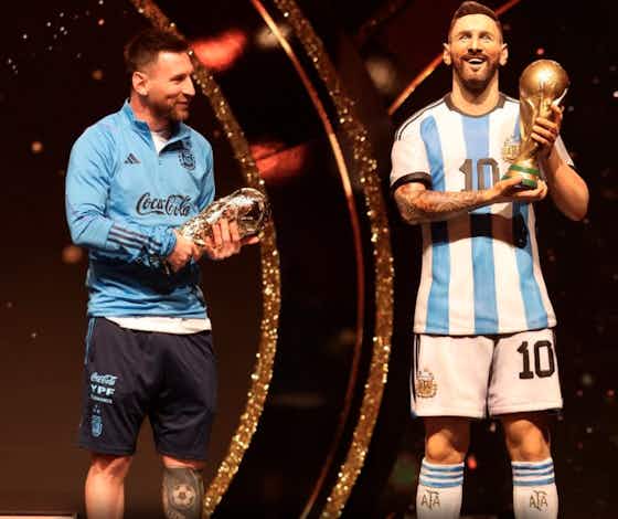 Immagine dell'articolo:🎥 Con Diego e Pelé: Messi riceve la statua dalla CONMEBOL e si commuove