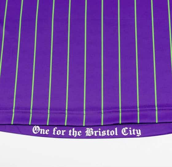 Imagem do artigo:Terceira camisa do Bristol City 2021-2022 é revelada pela Hummel