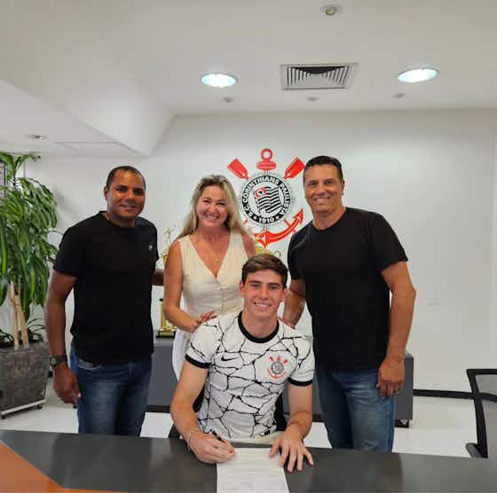 Imagem do artigo:Com multa milionária, goleiro do sub-17 assina primeiro contrato profissional com o Corinthians