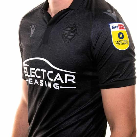 Imagem do artigo:Terceira camisa do Reading FC 2022-2023 é lançada pela Macron