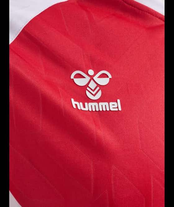 Imagem do artigo:Camisas da Dinamarca 2023-2024 são lançadas pela Hummel