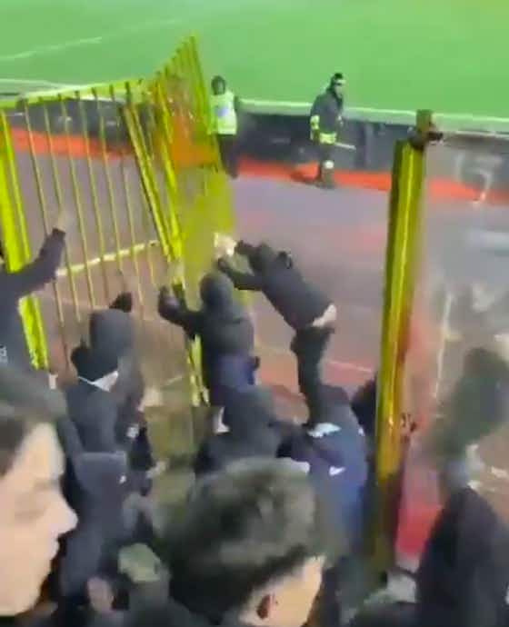 Immagine dell'articolo:🤯 Follia in Casertana-Foggia: scontri tra tifosi in campo, due feriti!