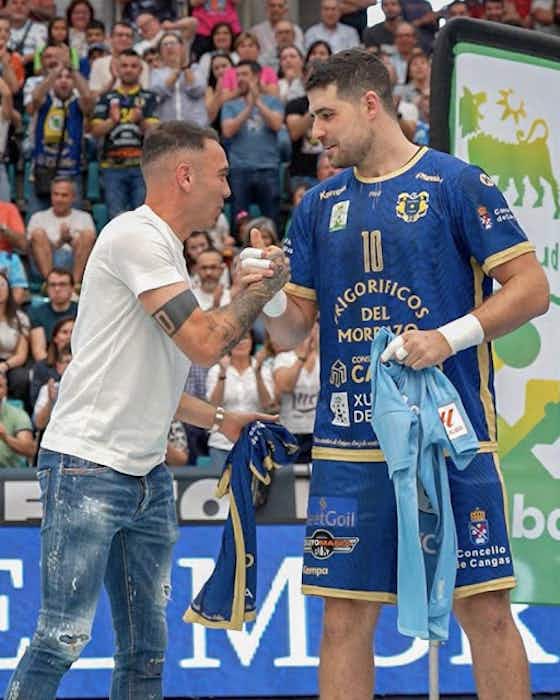 Imagen del artículo:Iago Aspas intercambió su camiseta con Juan Quintas antes de un partido del Balonmán Cangas