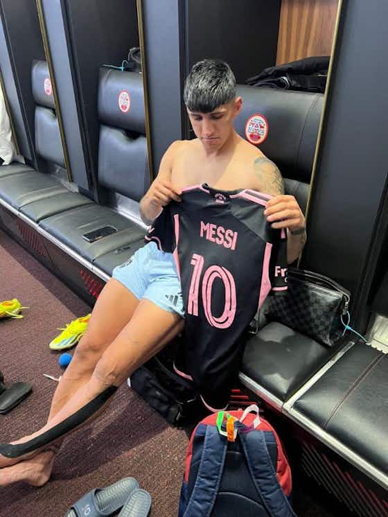 Imagen del artículo:Alan Pulido exhibe con orgullo la camiseta de Lionel Messi en la MLS