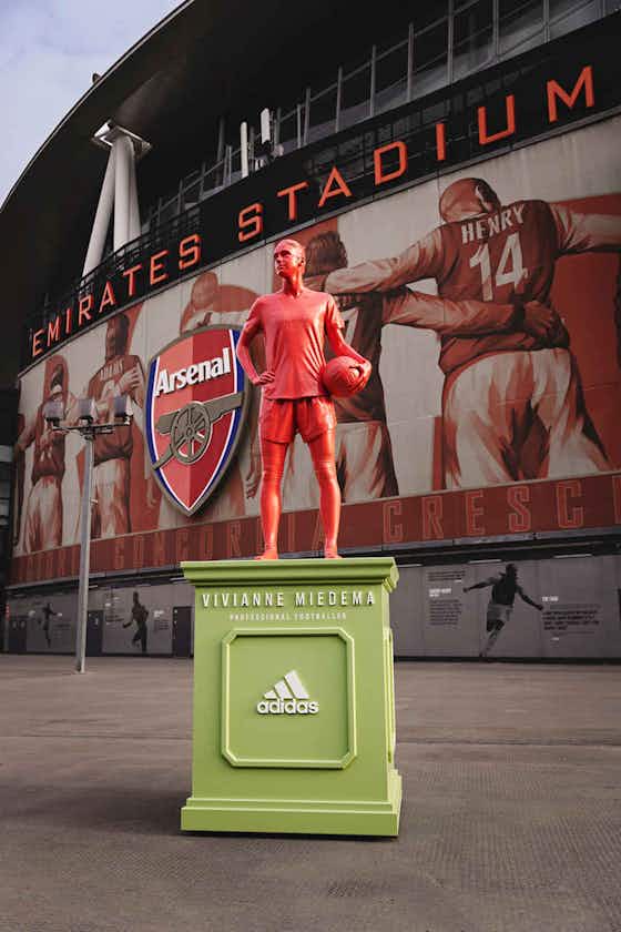 Imagem do artigo:Adidas celebra protagonismo feminino com estátua de Vivianne Miedema no Emirates Stadium