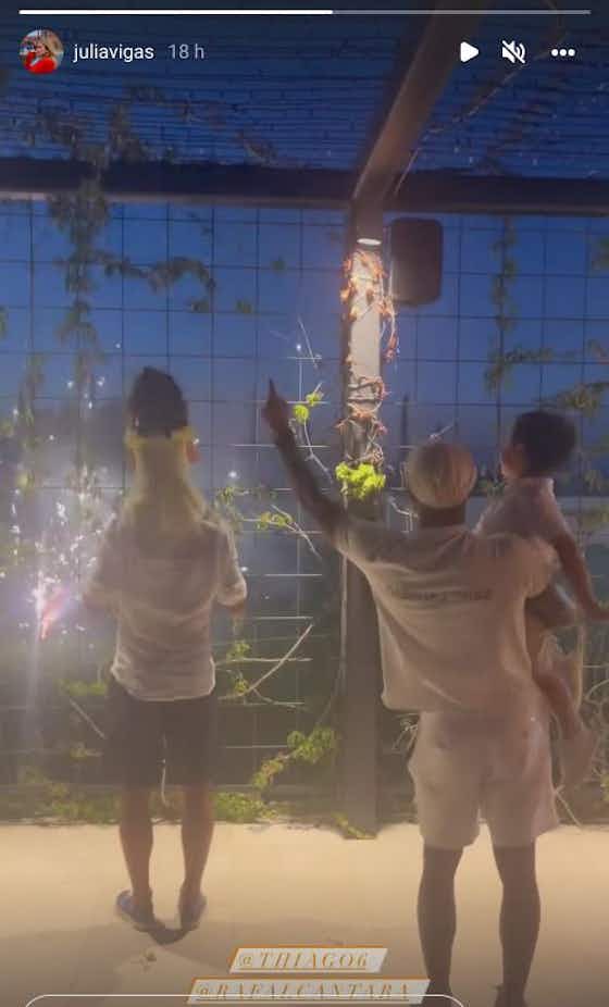 Article image:(Video) Thiago Alcantara enjoys fireworks with his family on holiday as he enters the final few days of his summer break