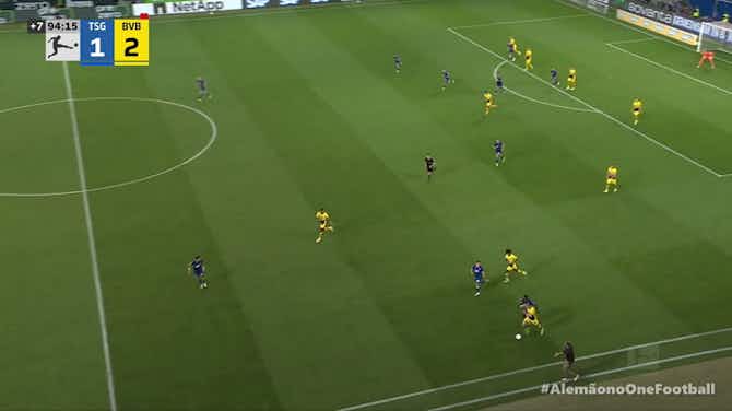 Imagem de visualização para Ryerson sai do campo de defesa e faz belo gol na vitória do Dortmund