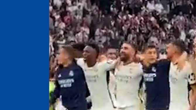 Anteprima immagine per I giocatori del Real Madrid festeggiano di fronte ai propri tifosi prima di laurearsi campioni de LaLiga