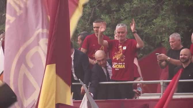 Vorschaubild für Fans liefern der Roma spektakulären Empfang 