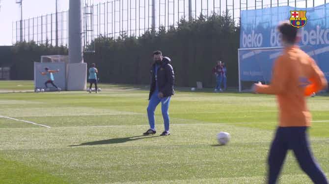 Imagem de visualização para Xavi mostra que ainda tem habilidade no treino do Barcelona 