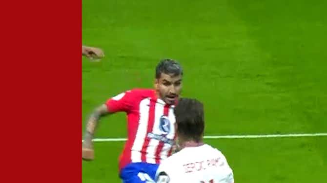 Anteprima immagine per Depay segna il gol della vittoria dopo busta a Sergio Ramos
