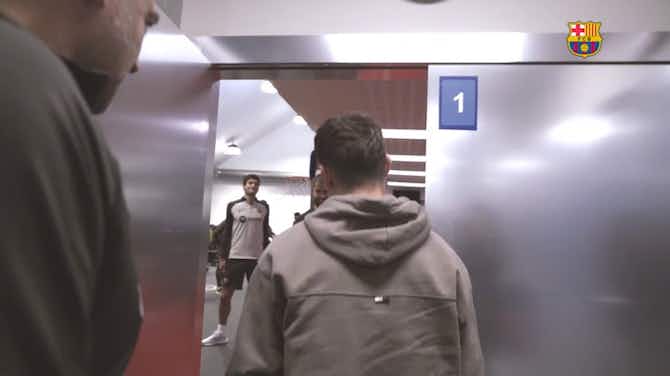 Image d'aperçu pour Barça - Gavi de passage au centre d'entraînement en béquilles