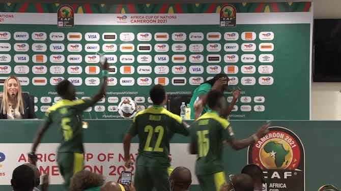 Image d'aperçu pour Finale - Aliou Cissé arrosé par ses joueurs en pleine conférence de presse