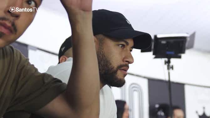Preview image for Behind the scenes: Neymar meets fans, legends and the Santos team on a visit to Vila Belmiro