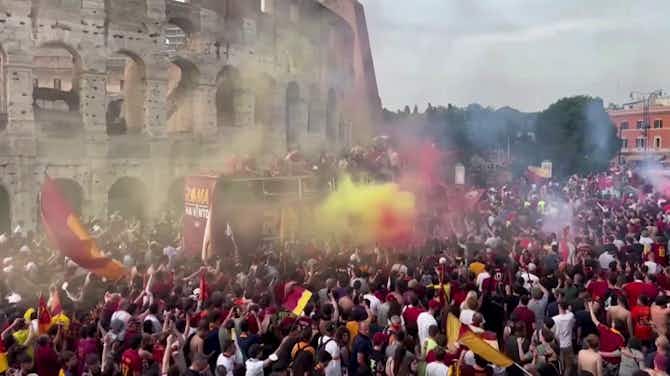 Anteprima immagine per Roma, si scatena la festa: la sfilata dei pullman e i cori per Mourinho