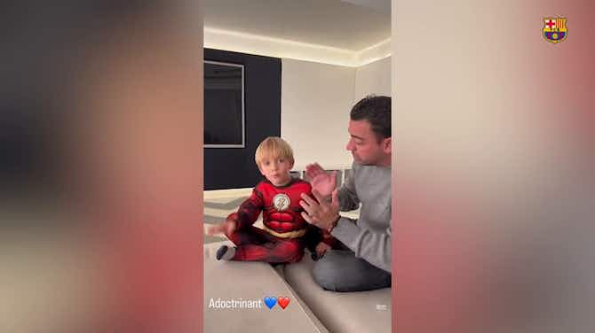 Imagem de visualização para Xavi ensina hino do Barcelona ao filho