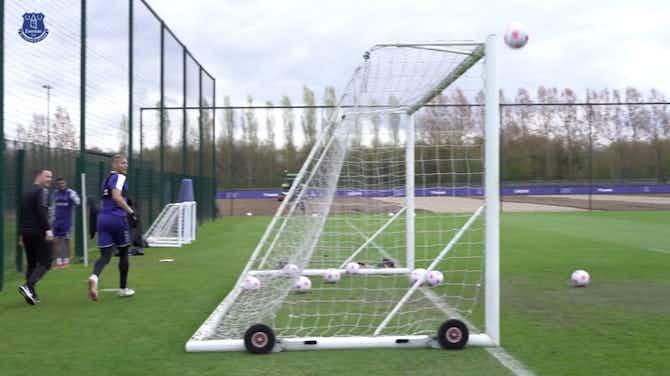 Imagem de visualização para Richarlison  se diverte em treino do Everton com gol cheio de efeito 