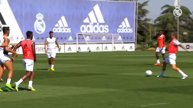 Imagen de vista previa para Espectacular gol de Luka Modrić en el entrenamiento