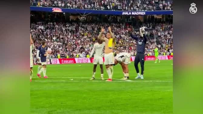 Imagen de vista previa para Elenco do Real Madrid comemora com a torcida pouco antes de garantir o título de LaLiga