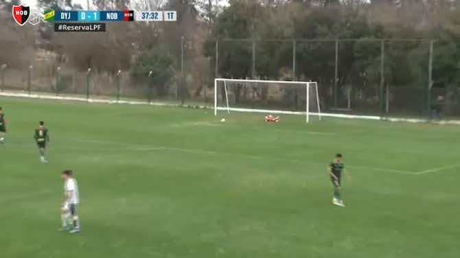 Vorschaubild für Julián Aquino’s impressive half-way line goal for Newell’s Reserves