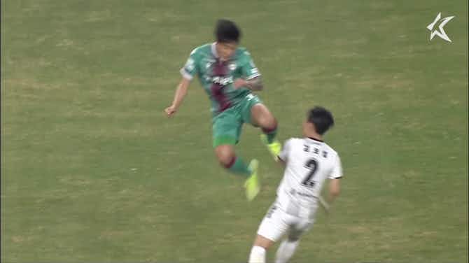 Vorschaubild für K League 2 player sent off for flying knee challenge