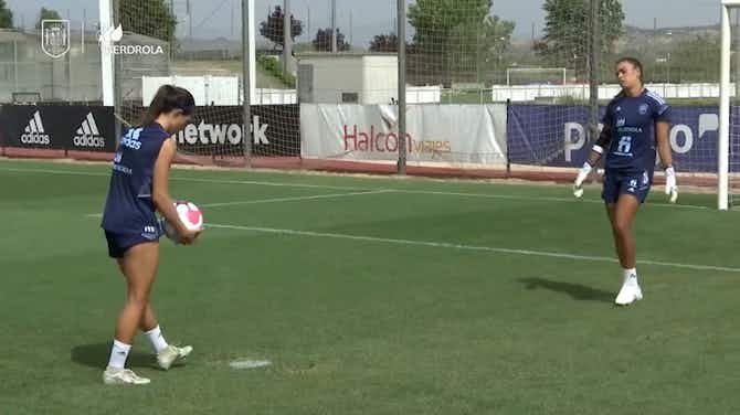 Vorschaubild für The Spanish women national team practice penalty shoot-out routine for the Euro