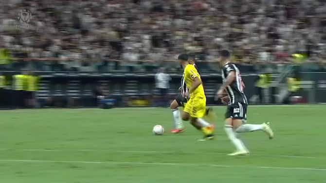 Vorschaubild für Gustavo Scarpa bate bonito e faz mais um para o Atlético na CONMEBOL Libertadores