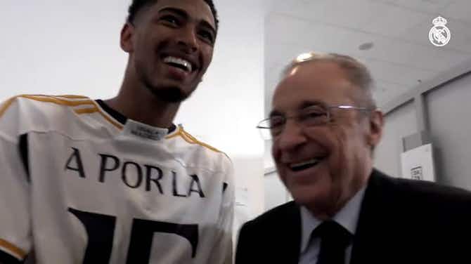 Pratinjau gambar untuk Florentino Pérez congratulates Ancelotti & Real Madrid squad in the changing room