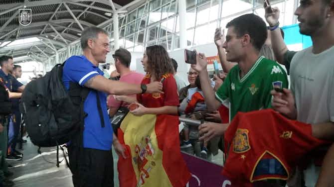 Vorschaubild für Spain players get warm welcome in Zaragoza