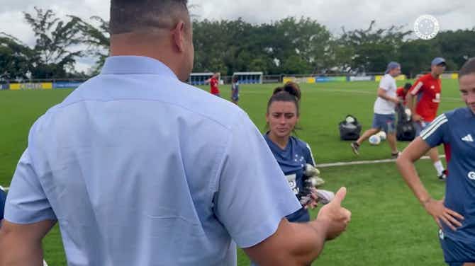 Imagem de visualização para Presença ilustre, Ronaldo acompanha treino do Cruzeiro Feminino 