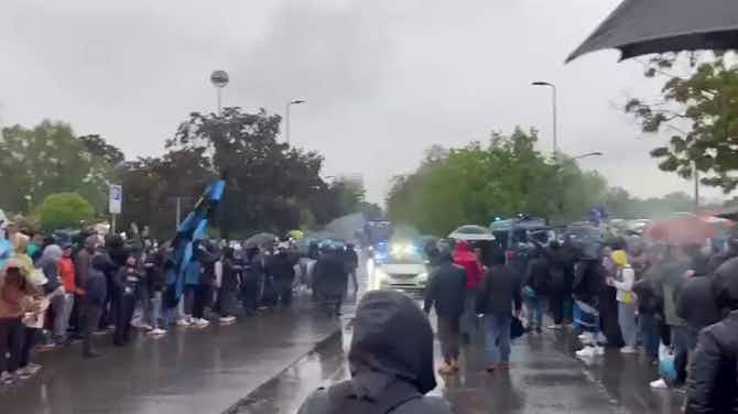Anteprima immagine per Inter, delirio dei tifosi all'arrivo del pullman a San Siro