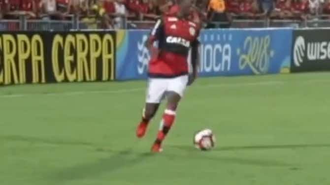 Vorschaubild für Vinicius Jr double nutmeg before an assist vs Bangu
